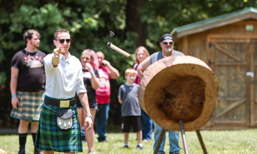 Axtwurf bei den Highland Games in Sierning Geschicklichkeit beim Axwurf