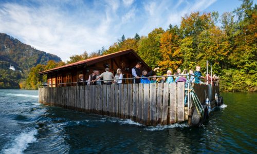 Schwimmende Almhütte